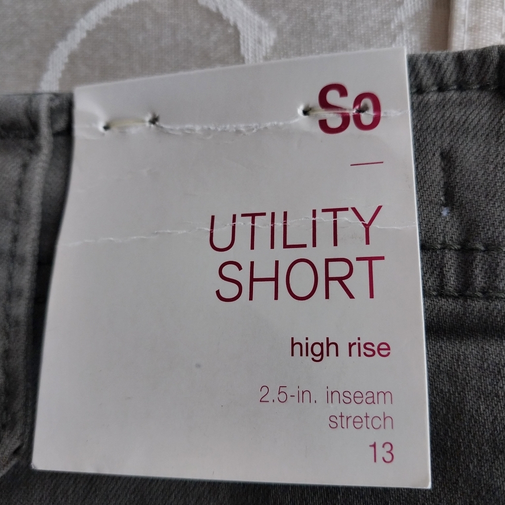 SO NWT High-Rise Utility Shorts Frayed Hem Size 13 Olive Green 2.5" Inseam - Picture 2 of 13
